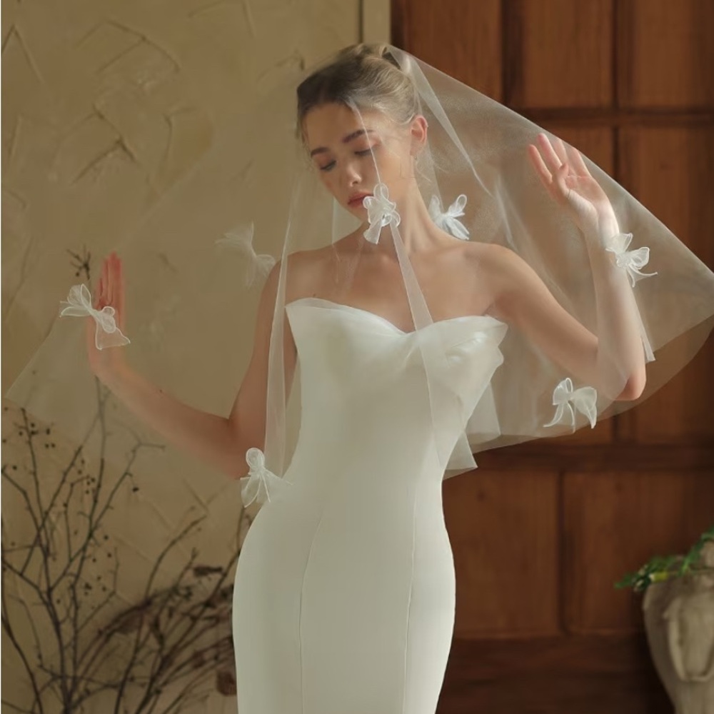 Elegant White Bridal Veil with Bow Accents - Picture 1 of 5